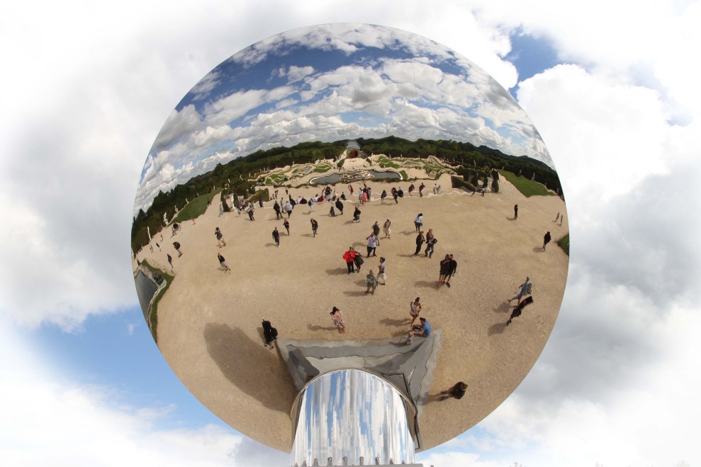 Anish Kapoor mirror balloon, included in the entry price to Versailles
